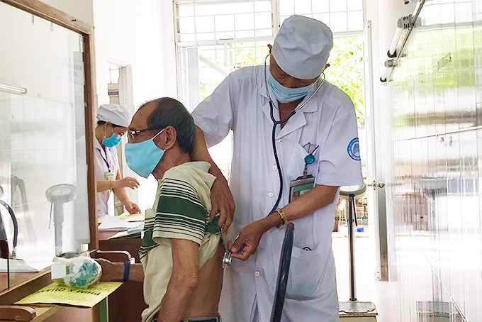 Bác sĩ Bệnh viện Lao và Bệnh phổi tỉnh khám cho bệnh nhân mắc lao.