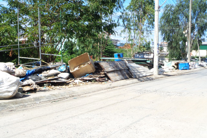Vỉa hè thành kho chứa phế liệu