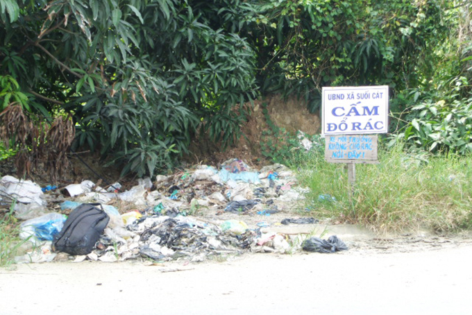 Đổ rác nơi bảng cấm