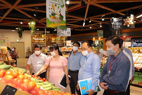 Ông Lê Hữu Hoàng đi thăm siêu thị Lotte Mart Nha Trang.