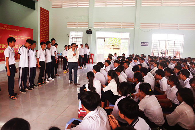 Buổi nói chuyện chuyên đề phòng, chống tác hại thuốc lá tại Trường THPT Tôn Đức Thắng (thị xã Ninh Hòa).