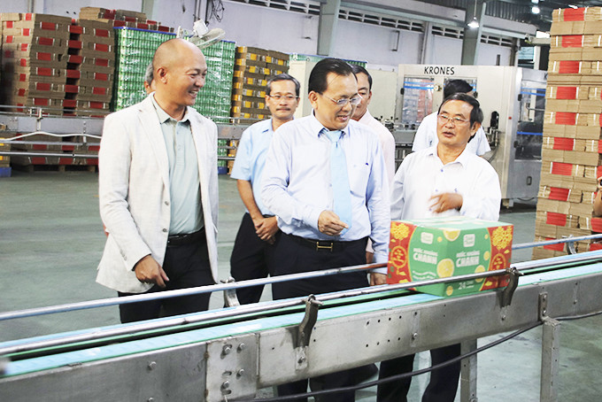 Vice-chairman of Khanh Hoa Provincial People's Committee Le Huu Hoang visiting production line of Khanh Hoa Mineral Water Joint Stock Company