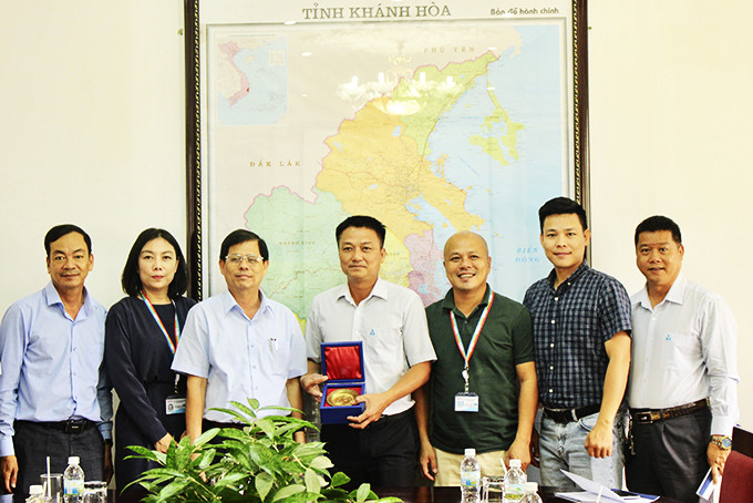Ông Nguyễn Tấn Tuân tặng quà lưu niệm cho đoàn công tác của VTV9.