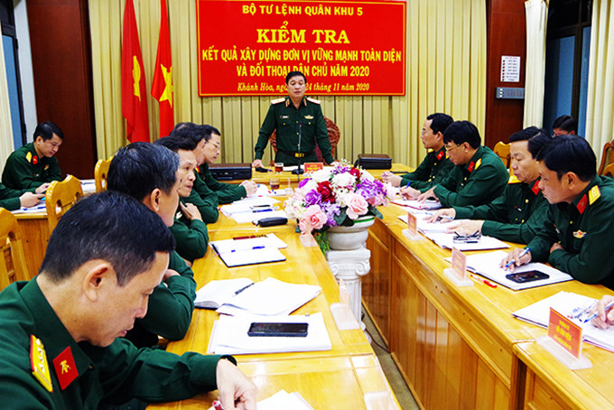 Thiếu tướng Trương Thiên Tô cùng đoàn công tác kiểm tra  tại Bộ Chỉ huy Quân sự tỉnh.