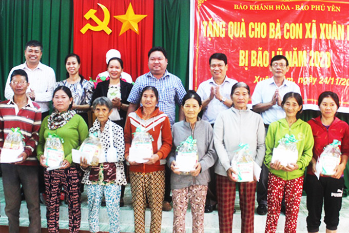 Leaderships of Khanh Hoa Newspaper and Phu Yen Newspaper presented donations to people impacted by storm in Xuan Lam Commune.