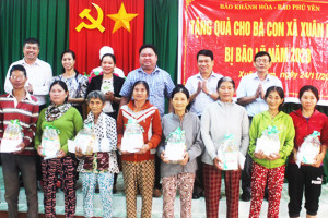 Khanh Hoa Newspaper gives donations to flood-hit people in Phu Yen Province