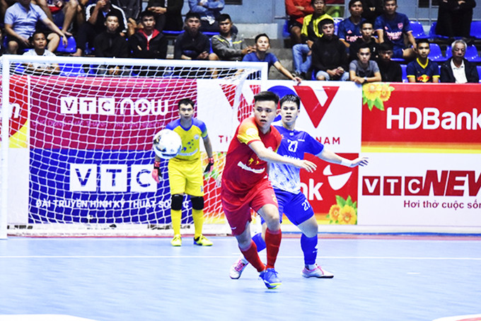 Khổng Đình Hùng (giữa) tỏa sáng ghi bàn giúp Sanvinest Sanatech Khánh Hòa  thắng Sahako trong trận bán kết.
