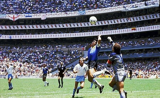 Maradona ghi bàn bằng tay vào lưới tuyển Anh ở World Cup 1986. Ảnh: Offside.
