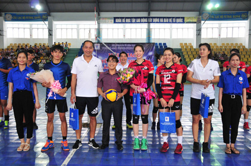 Nha Trang National College of Pedagogy presenting flowers and souvenirs to representatives of VietinBank women's volleyball team