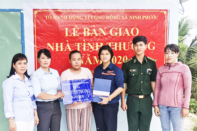 Tặng nhà tình thương cho hộ nghèo xã Ninh Phước