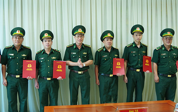 Lãnh đạo Bộ Chỉ huy Bộ đội Biên phòng tỉnh trao quyết định cho các cán bộ, sĩ quan.