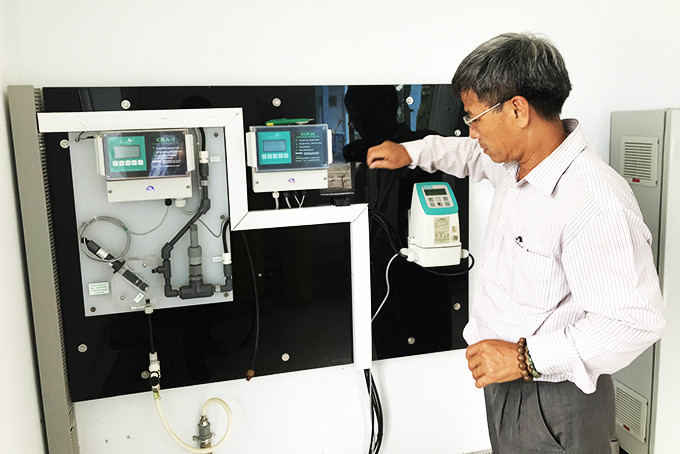 Cán bộ Trung tâm Kiểm soát bệnh tật tỉnh kiểm tra tại Xí nghiệp cấp nước Khánh Sơn.