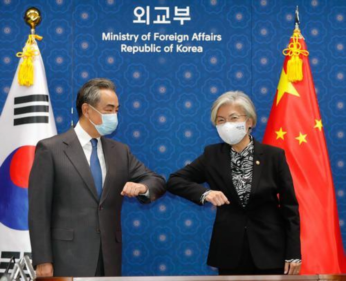 Ngoại trưởng Trung Quốc Vương Nghị và Ngoại trưởng Hàn Quốc Kang Kyung-wha. Ảnh: Bộ Ngoại giao Trung Quốc