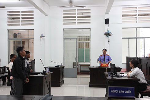 Chặt phá rừng phòng hộ lấy đất làm rẫy