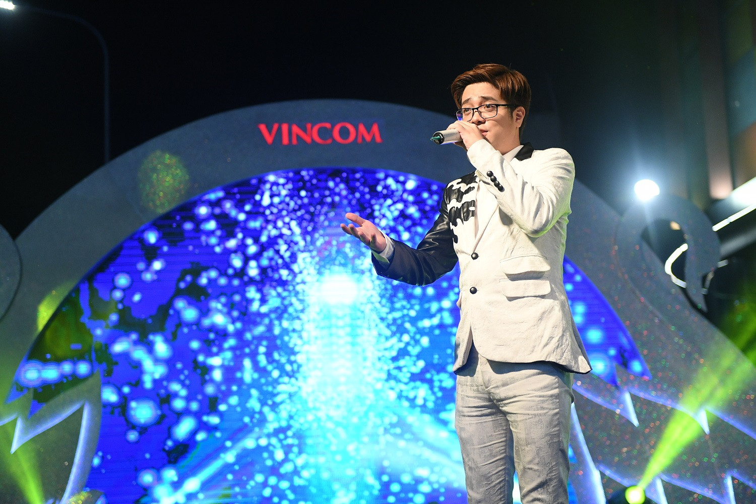 Bùi Anh Tuấn sẽ gặp gỡ khán giả tại Vincom Mega Mall Royal City trong sự kiện đặc biệt