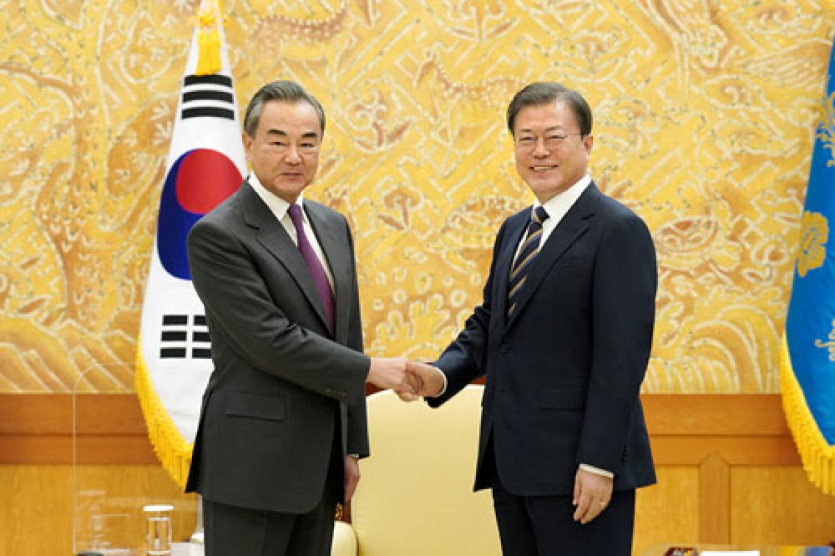 Ngoại trưởng Trung Quốc Vương Nghị hội kiến Tổng thống Hàn Quốc Moon Jae In. Nguồn Bộ Ngoại giao Trung Quốc.