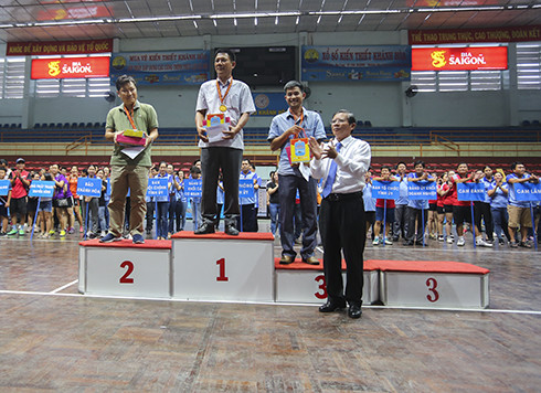 Ông Trần Ngọc Thanh trao giải cho các vận động viên.