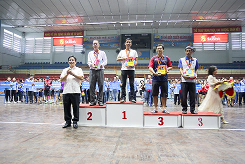 Ông Hồ Văn Mừng trao giải cho các vận động viên.