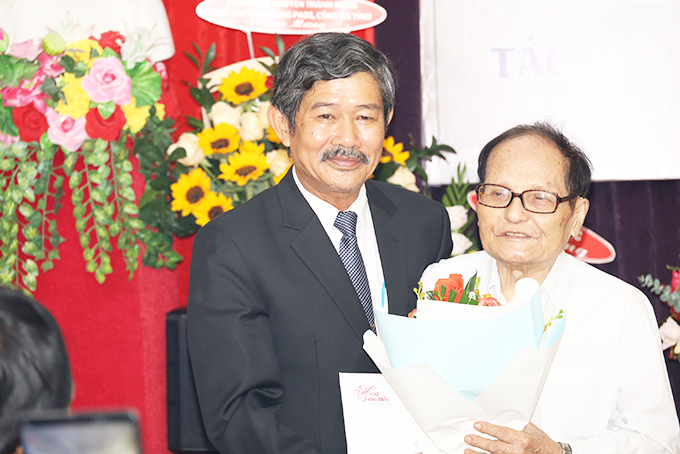 Ra mắt tập sách Hoa của biển