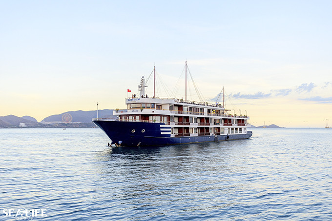 Du thuyền Sealife sẽ đem lại cho du khách hành trình ngắm hoàng hôn tuyệt đẹp trên biển Nha Trang.
