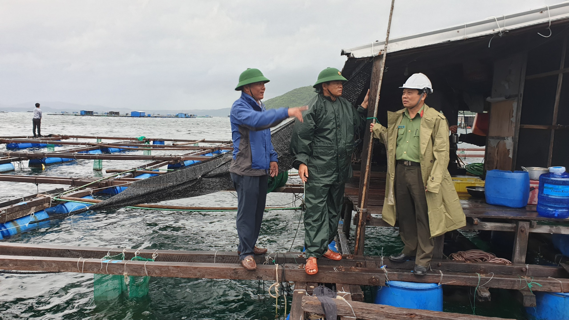 Kiểm tra lồng bè nuôi thủy sản ở Vạn Ninh 