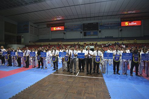 Ban tổ chức tặng cờ lưu niệm cho các câu lạc bộ dự giải.