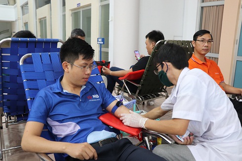 Gần 260 nhân viên ngành ngân hàng tham gia hiến máu tình nguyện