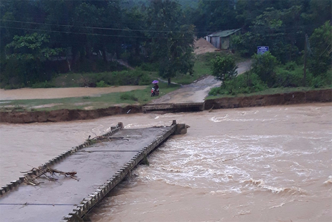Cầu tràn Sông Trang bị nước lũ cuốn trôi một mố cầu