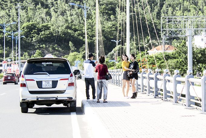 Dừng xe trên cầu để chụp ảnh