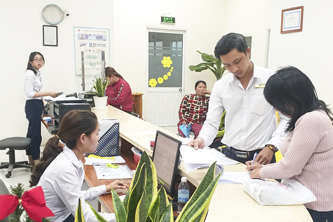 Người dân thực hiện giao dịch tại Quỹ tín dụng nhân dân Ninh Hòa.