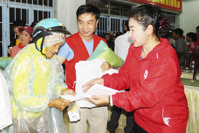 Hội Chữ thập đỏ tỉnh Đồng Nai: Tặng 300 suất quà cho người dân xã Vạn Bình