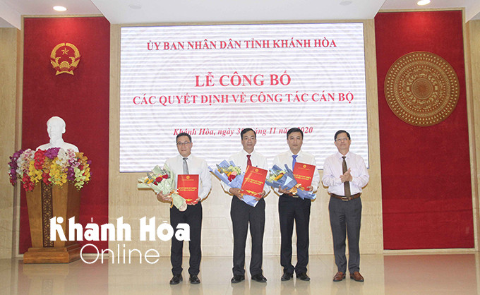 Ông Nguyễn Tấn Tuân trao quyết định bổ nhiệm Chánh Văn phòng UBND tỉnh, Giám đốc Sở Tài Nguyên và Môi trường và Giám Sở Xây dựng