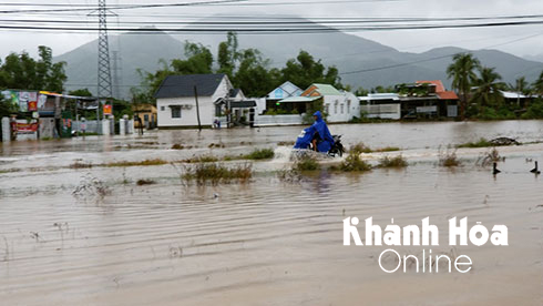 Một số đoạn đường ở Vĩnh Thạnh bị ngập.