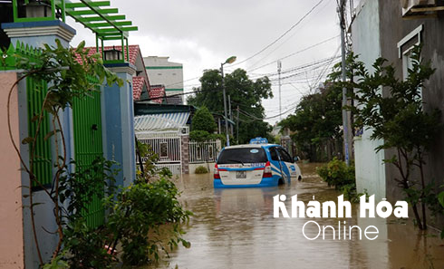 Ô tô bị ngập nước tại xã Vĩnh Thạnh.