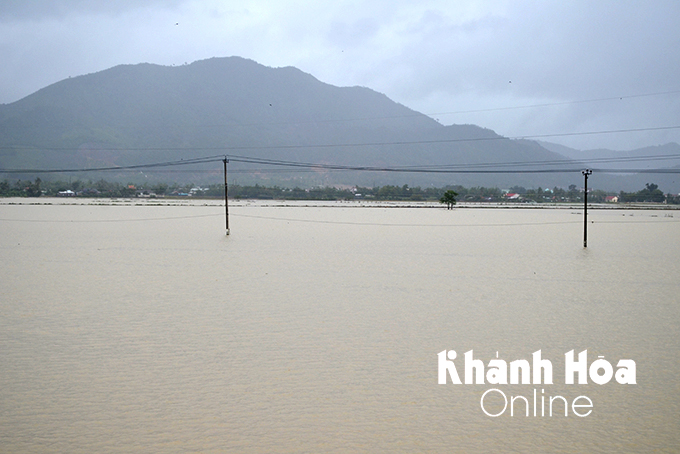 Diên Khánh lập nhiều chốt chặn tại các tuyến đường bị ngập sâu