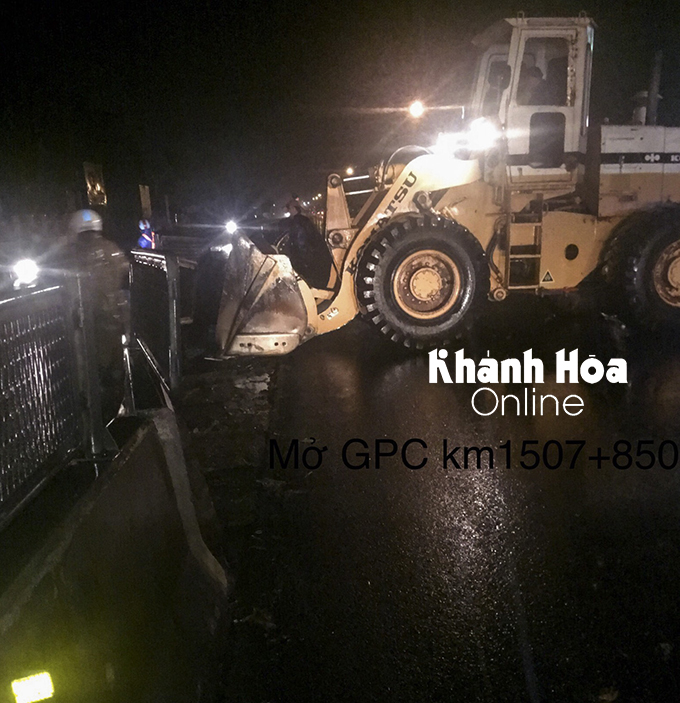 Quốc lộ 1 đoạn qua địa bàn Cam Ranh và Cam Lâm ngập sâu