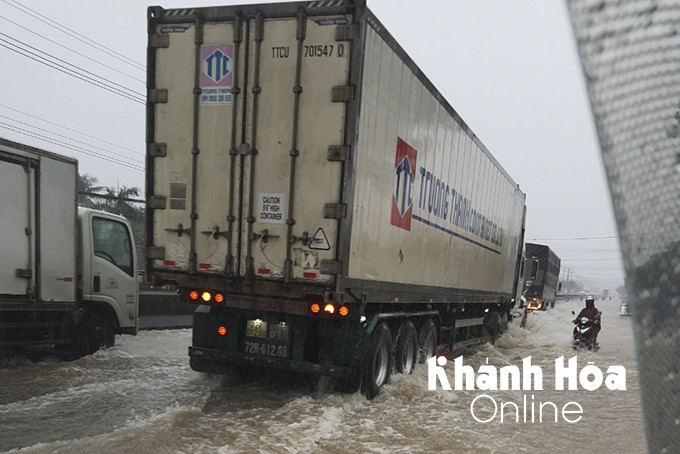 Mưa lớn khiến Quốc lộ 1 qua địa bàn TP. Cam Ranh bị ngập trong nước.