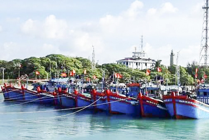 Tàu cá của ngư dân vào trú tránh bão ở âu tàu đảo Song Tử Tây. 