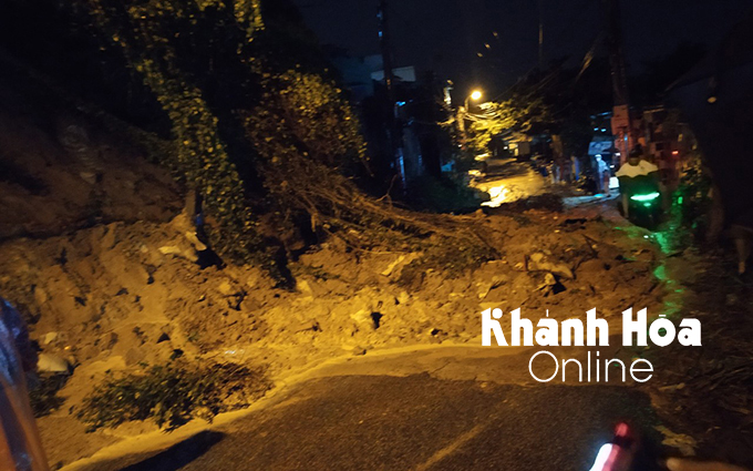 Sạt lở núi chặn đường Ngô Đến