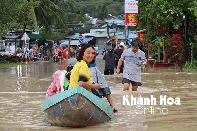 Người dân ở thôn Đất Lành (xã Vĩnh Thái) phải nhờ thuyền chở ra khỏi vùng ngập