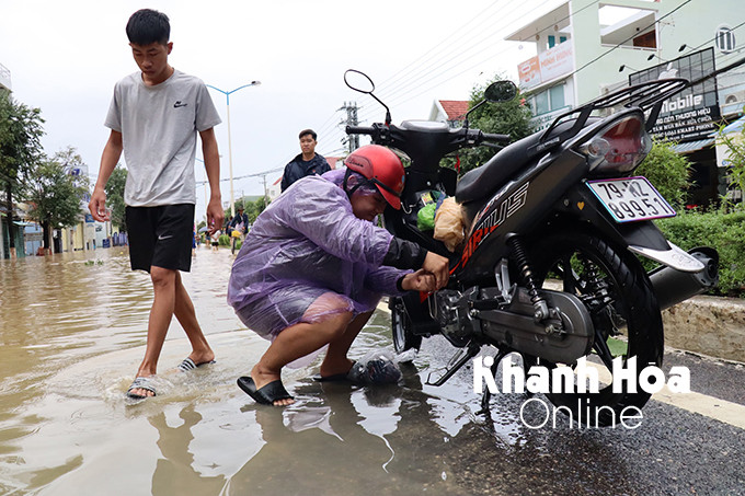 Nhiều xe máy bị hư hỏng do cố vượt đường ngập nước