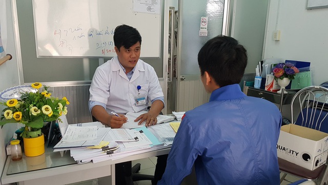 Cán bộ y tế tỉnh Khánh Hoà tư vấn, xét nghiệm HIV cho người có nguy cơ cao
