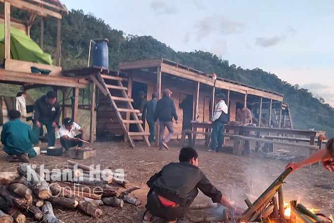 Đoàn du khách leo núi Tà Giang đã ra khỏi rừng an toàn