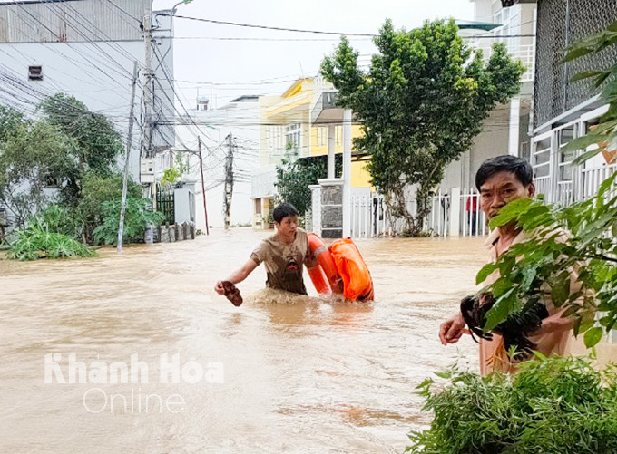 Chiều 1-12, hầu hết khu vực tại xã Vĩnh Thạnh, Nha Trang vẫn đang ngập sâu trong nước