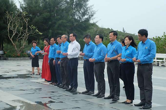 Chủ tịch Tổng Liên đoàn Lao động Việt Nam viếng Khu tưởng niệm chiến sĩ Gạc Ma