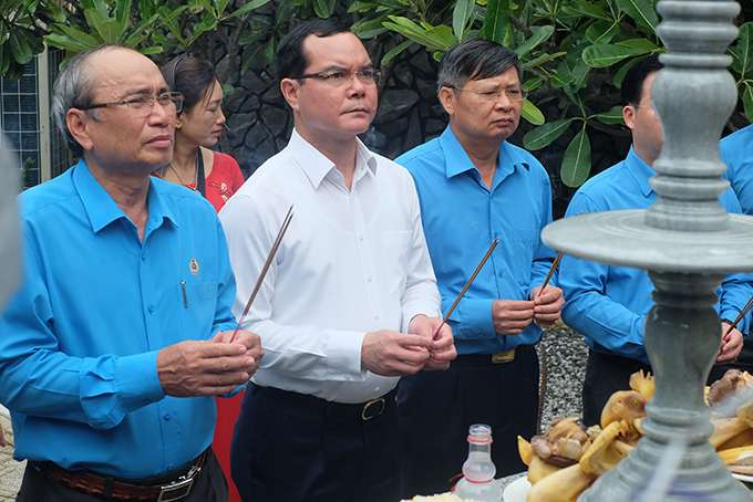 Ông Nguyễn Đình Khang cùng đoàn công tác dâng hương tại khu mộ gió.