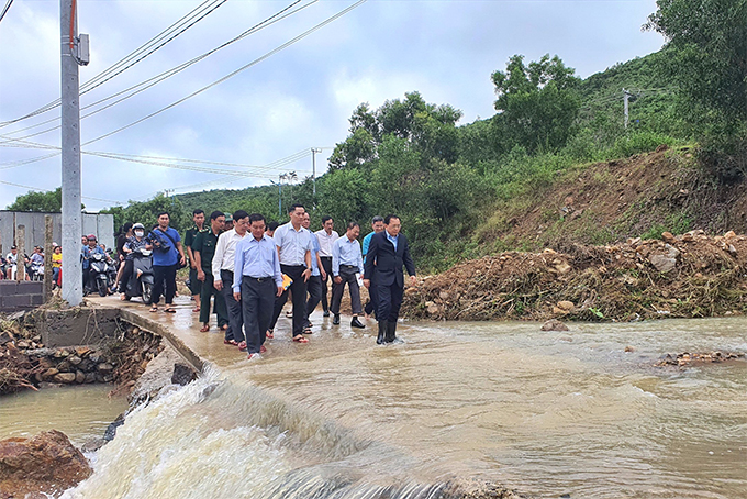 Đoàn công tác của tỉnh Khánh Hòa do ông Lê Hữu Hoàng dẫn đầu, đến thăm hỏi, động viên gia đình nạn nhân