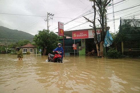 Ngập lụt gây chia cắt giao thông nên học sinh một số địa bàn tiếp tục nghỉ học ngày 2-12. 