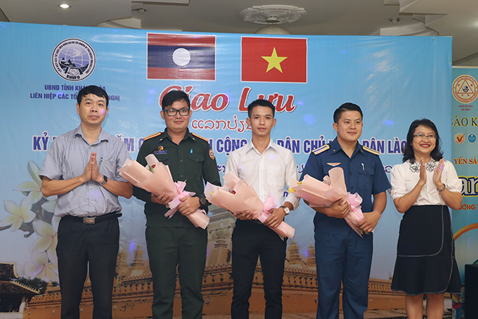 Lãnh đạo Liên hiệp các tổ chức hữu nghị tỉnh Khánh Hòa tặng hoa chúc mừng đại diện lưu học sinh Lào. 