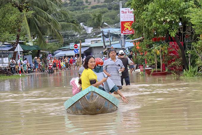 Ghe chở gia đình bà Phan Thị Thu Hương (thôn Đất Lành, xã Vĩnh Thái)  thoát khỏi vùng ngập, đến ở nhờ nhà người thân.